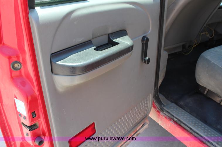 image for item G5471 2006 Ford F350 XL Super Duty Crew Cab flatbed pickup truck