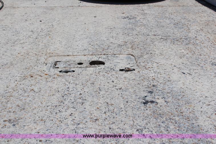 image for item G5471 2006 Ford F350 XL Super Duty Crew Cab flatbed pickup truck