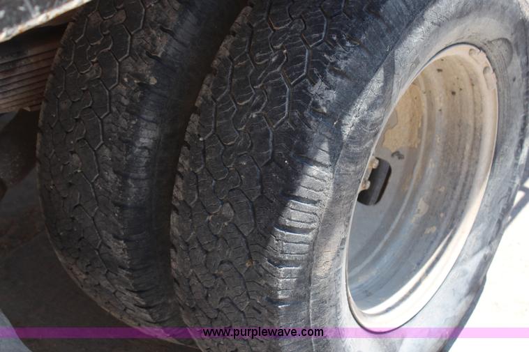 image for item G5471 2006 Ford F350 XL Super Duty Crew Cab flatbed pickup truck