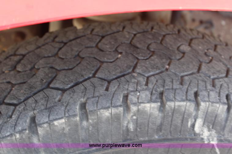 image for item G5471 2006 Ford F350 XL Super Duty Crew Cab flatbed pickup truck