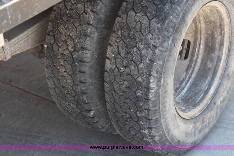 image for item G5471 2006 Ford F350 XL Super Duty Crew Cab flatbed pickup truck