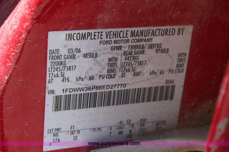 image for item G5471 2006 Ford F350 XL Super Duty Crew Cab flatbed pickup truck