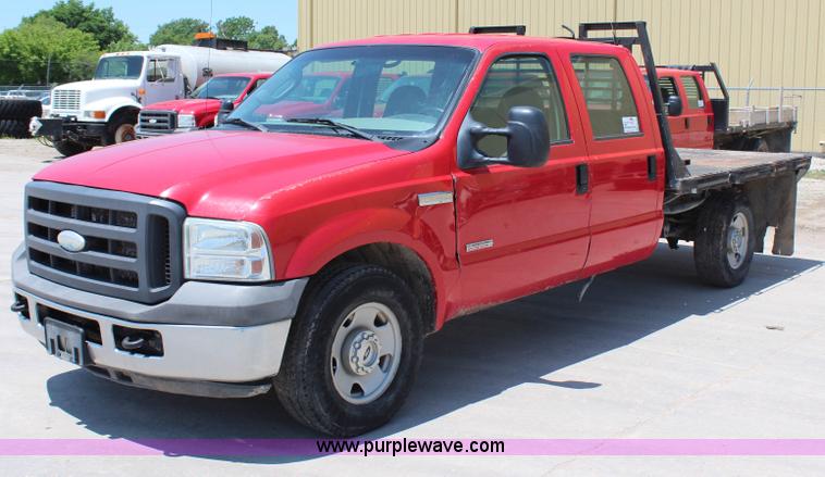 image for item G5496 2005 Ford F350 XL Super Duty Crew Cab flatbed pickup truck