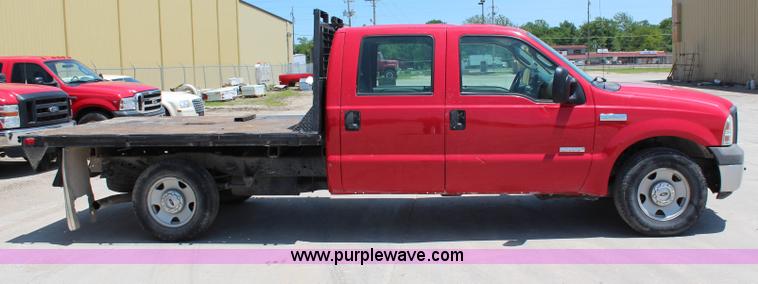 image for item G5496 2005 Ford F350 XL Super Duty Crew Cab flatbed pickup truck