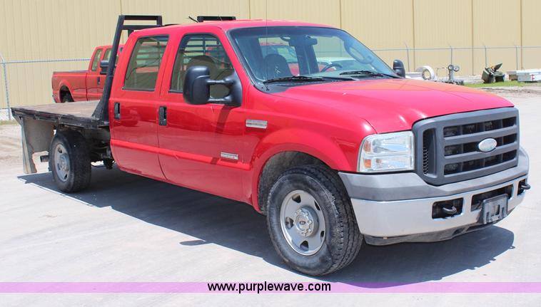 image for item G5496 2005 Ford F350 XL Super Duty Crew Cab flatbed pickup truck