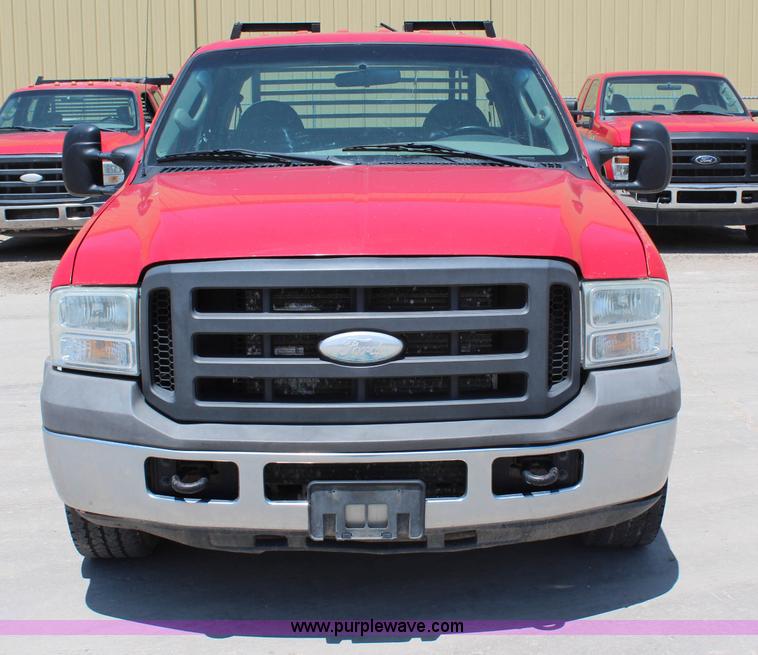 image for item G5496 2005 Ford F350 XL Super Duty Crew Cab flatbed pickup truck