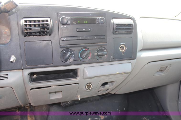 image for item G5496 2005 Ford F350 XL Super Duty Crew Cab flatbed pickup truck