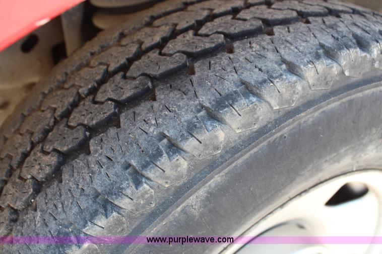 image for item G5496 2005 Ford F350 XL Super Duty Crew Cab flatbed pickup truck