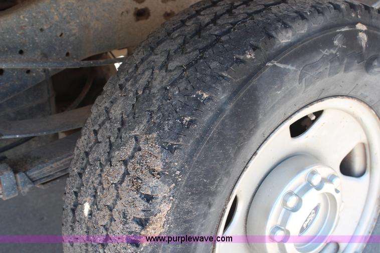 image for item G5496 2005 Ford F350 XL Super Duty Crew Cab flatbed pickup truck