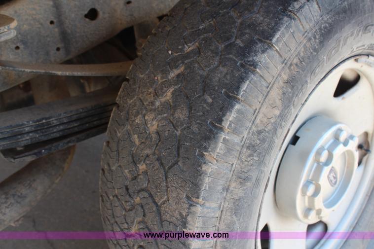 image for item G5496 2005 Ford F350 XL Super Duty Crew Cab flatbed pickup truck