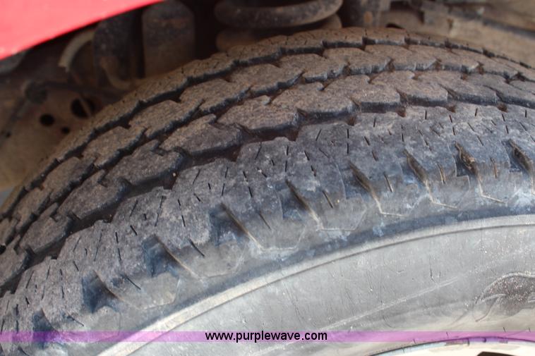 image for item G5496 2005 Ford F350 XL Super Duty Crew Cab flatbed pickup truck