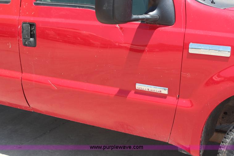 image for item G5496 2005 Ford F350 XL Super Duty Crew Cab flatbed pickup truck