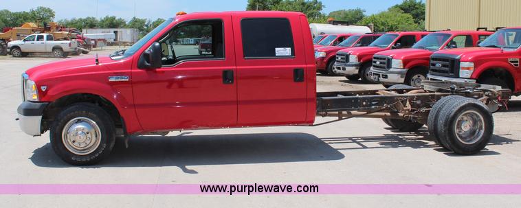 image for item G5498 2007 Ford F350 XL Super Duty Crew Cab truck cab and chassis