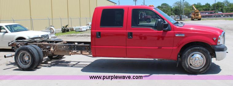 image for item G5498 2007 Ford F350 XL Super Duty Crew Cab truck cab and chassis