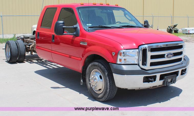 image for item G5498 2007 Ford F350 XL Super Duty Crew Cab truck cab and chassis