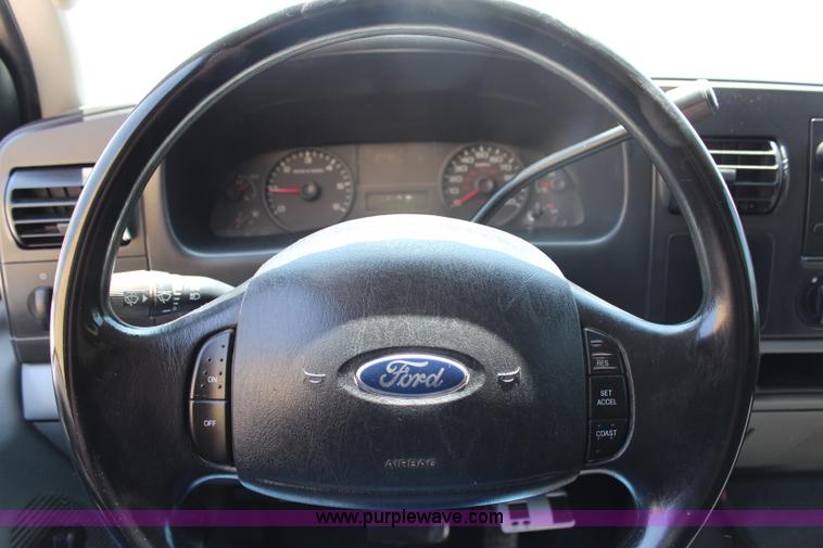 image for item G5498 2007 Ford F350 XL Super Duty Crew Cab truck cab and chassis