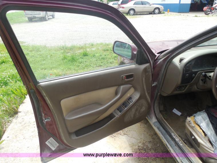 image for item H3120 1996 Toyota Camry LE