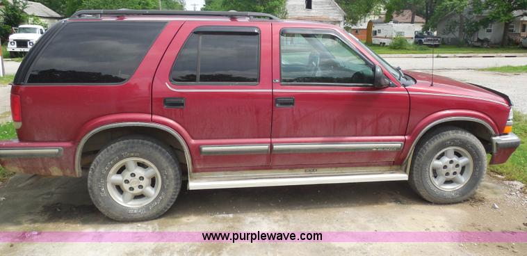 image for item H3121 1998 Chevrolet Blazer LS SUV