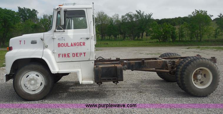 image for item H3174 1985 Ford F700 truck cab and chassis