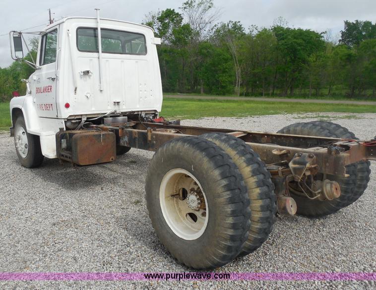 image for item H3174 1985 Ford F700 truck cab and chassis