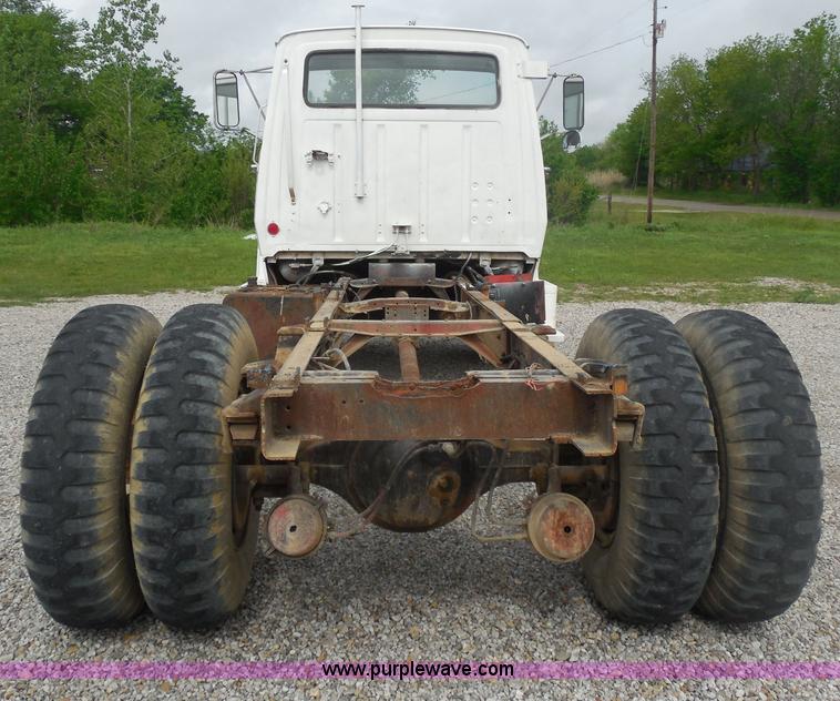 image for item H3174 1985 Ford F700 truck cab and chassis