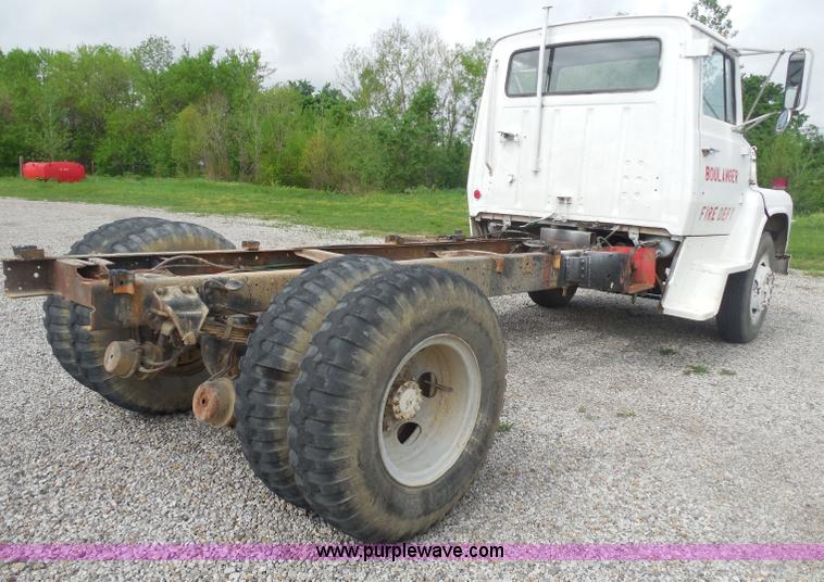 image for item H3174 1985 Ford F700 truck cab and chassis
