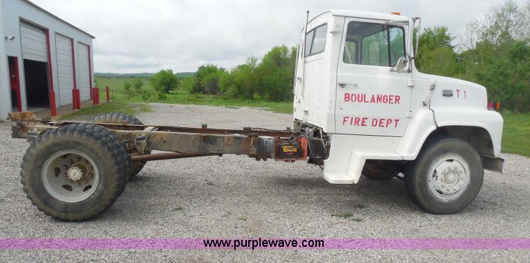 image for item H3174 1985 Ford F700 truck cab and chassis