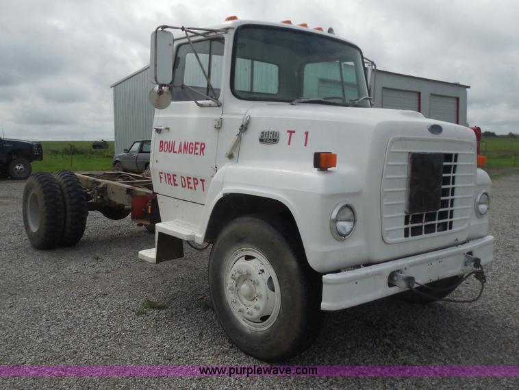 image for item H3174 1985 Ford F700 truck cab and chassis