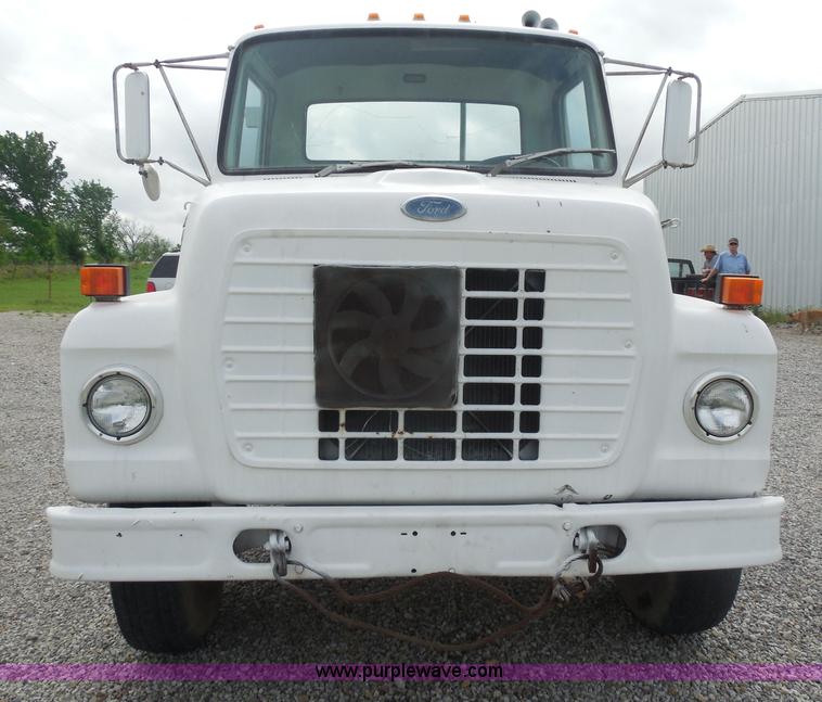 image for item H3174 1985 Ford F700 truck cab and chassis