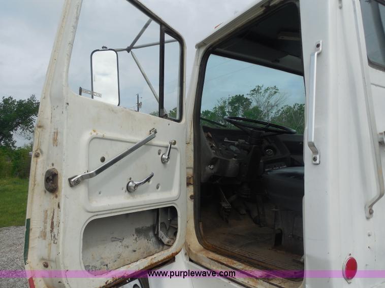 image for item H3174 1985 Ford F700 truck cab and chassis