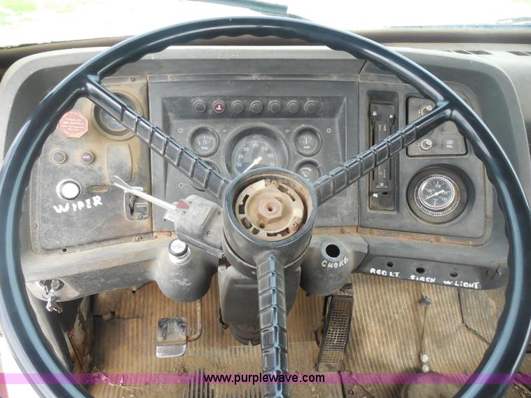 image for item H3174 1985 Ford F700 truck cab and chassis