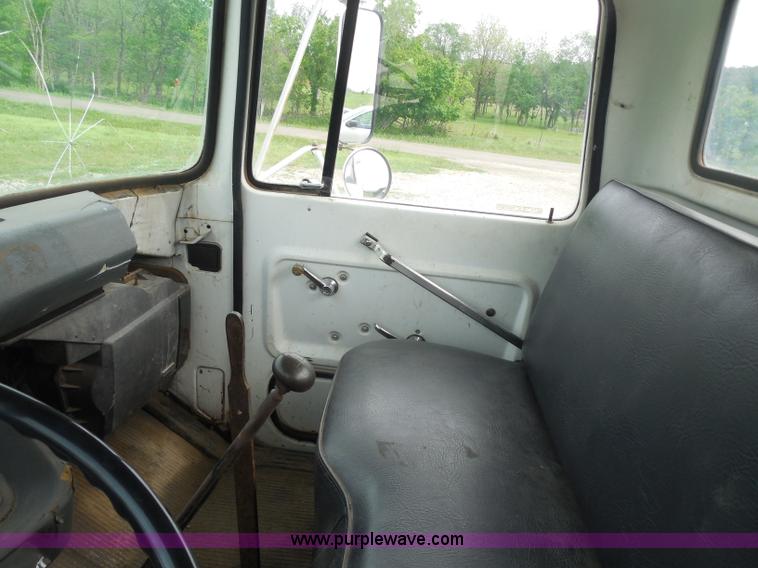 image for item H3174 1985 Ford F700 truck cab and chassis