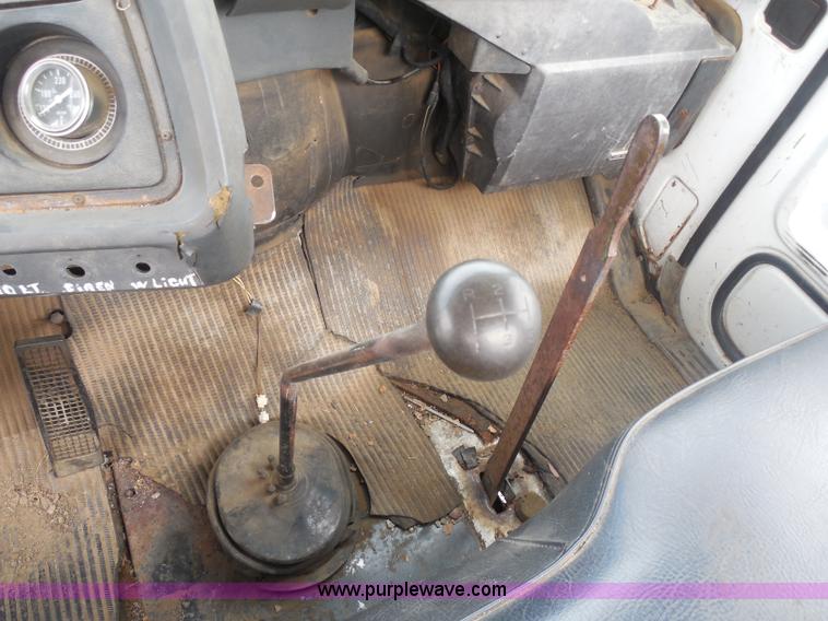 image for item H3174 1985 Ford F700 truck cab and chassis