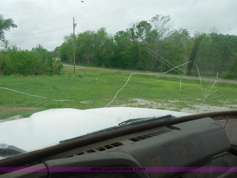 image for item H3174 1985 Ford F700 truck cab and chassis