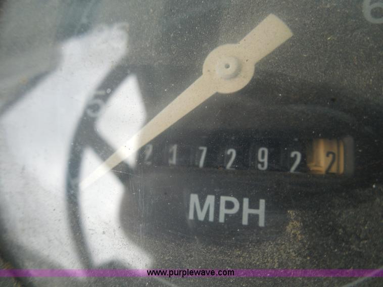 image for item H3174 1985 Ford F700 truck cab and chassis