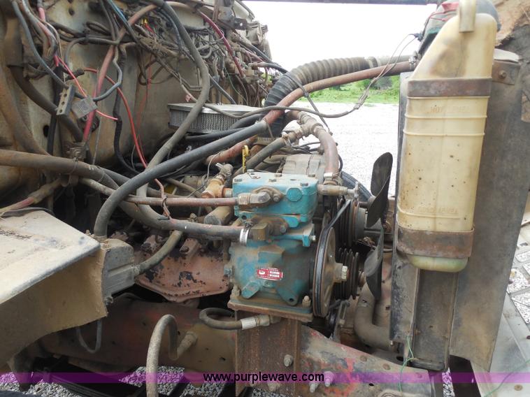 image for item H3174 1985 Ford F700 truck cab and chassis