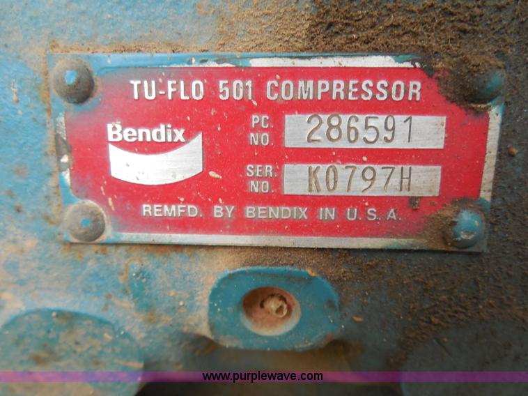 image for item H3174 1985 Ford F700 truck cab and chassis