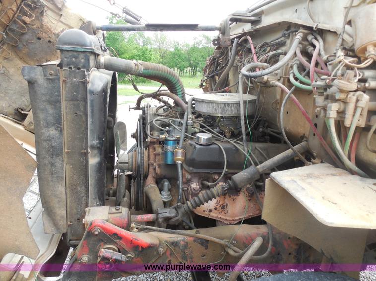 image for item H3174 1985 Ford F700 truck cab and chassis