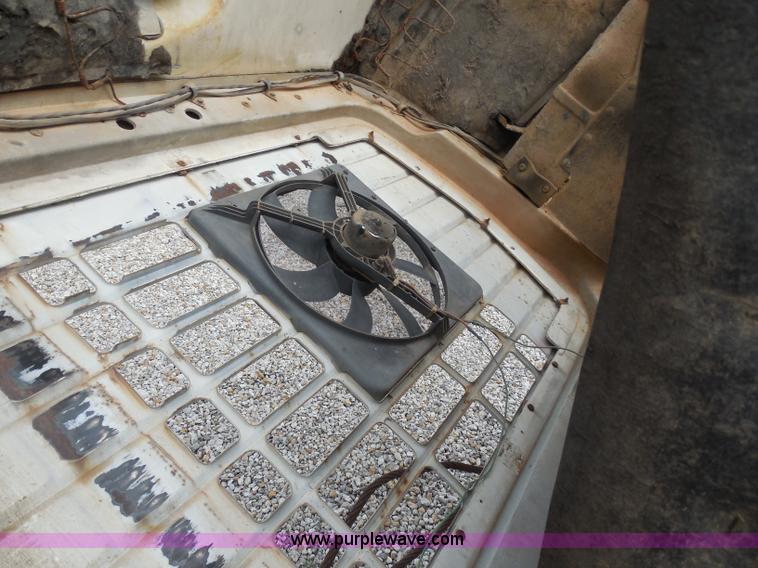 image for item H3174 1985 Ford F700 truck cab and chassis