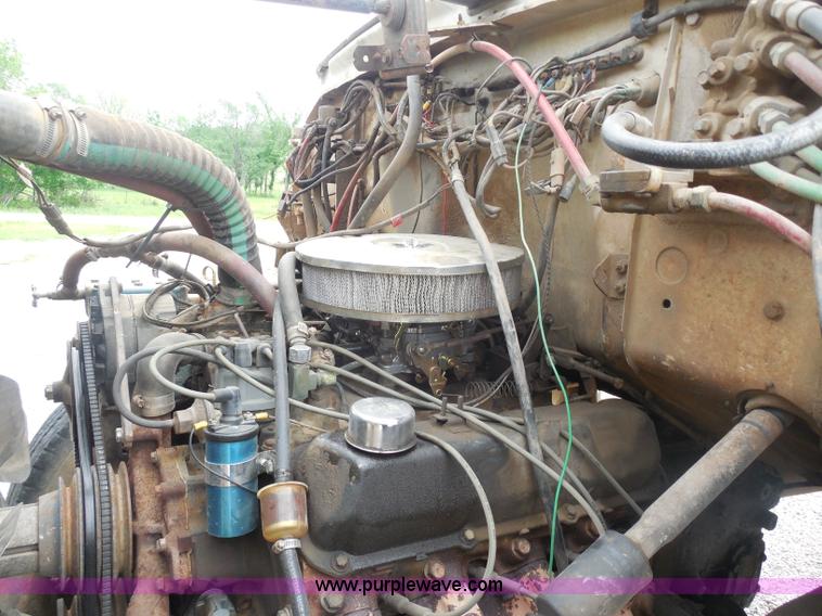 image for item H3174 1985 Ford F700 truck cab and chassis