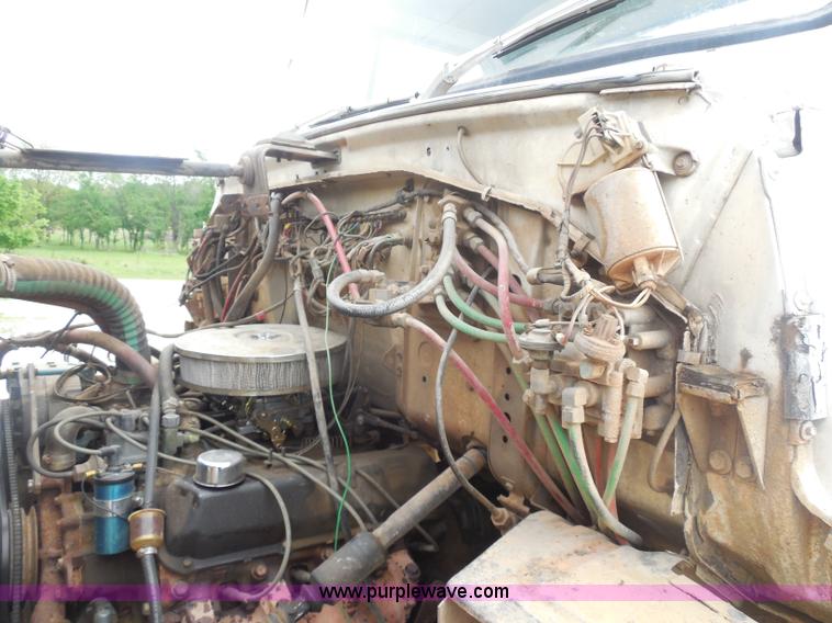 image for item H3174 1985 Ford F700 truck cab and chassis