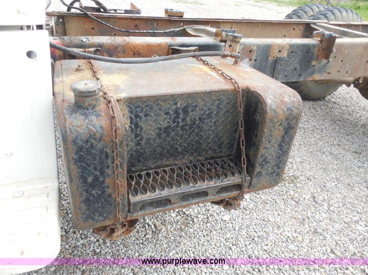 image for item H3174 1985 Ford F700 truck cab and chassis