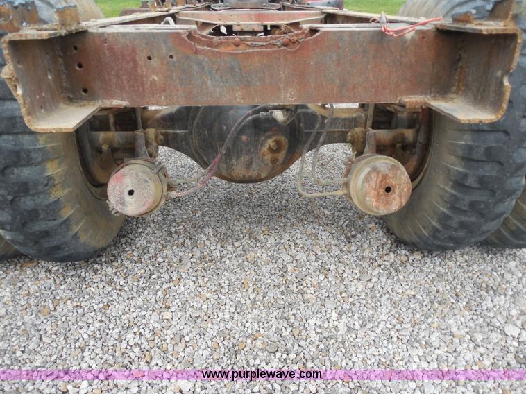 image for item H3174 1985 Ford F700 truck cab and chassis