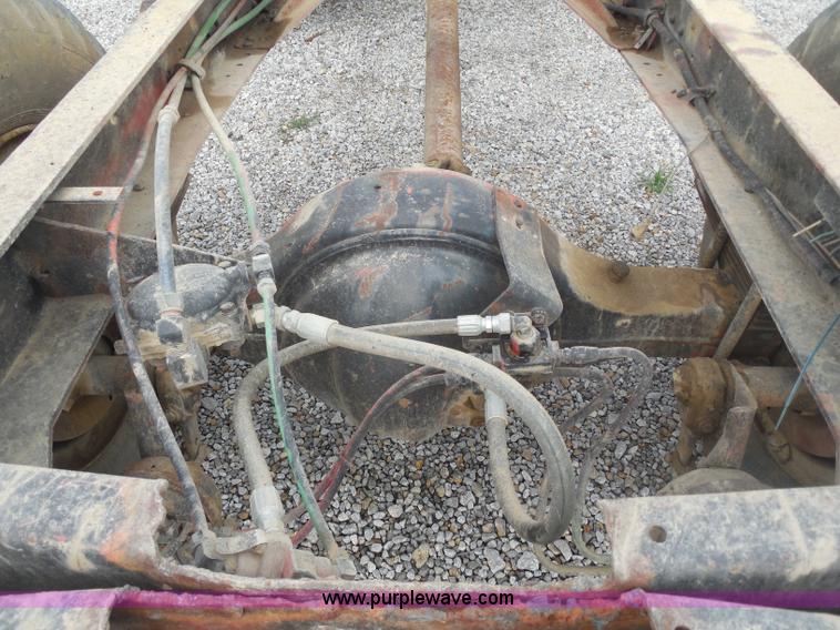 image for item H3174 1985 Ford F700 truck cab and chassis