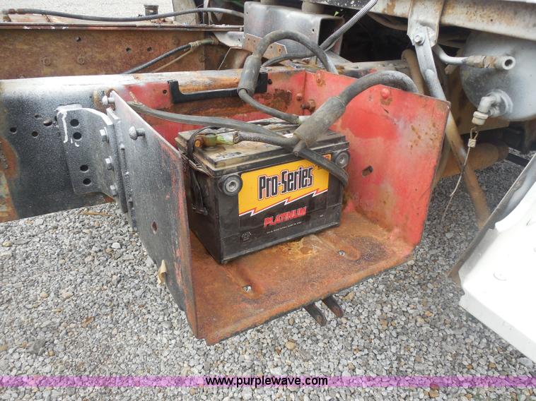 image for item H3174 1985 Ford F700 truck cab and chassis