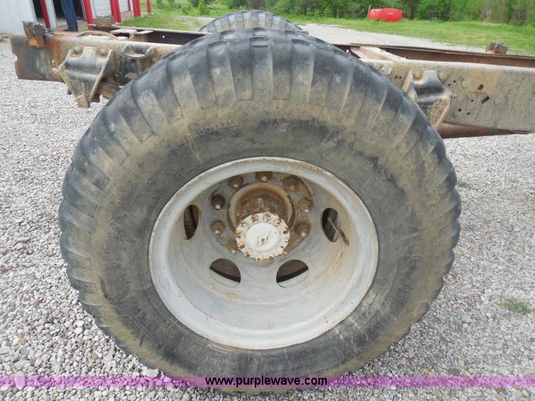 image for item H3174 1985 Ford F700 truck cab and chassis