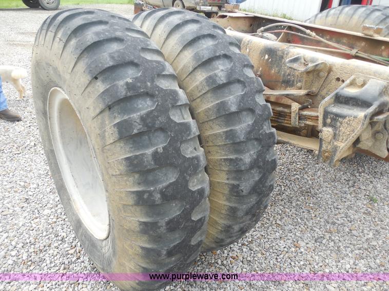 image for item H3174 1985 Ford F700 truck cab and chassis