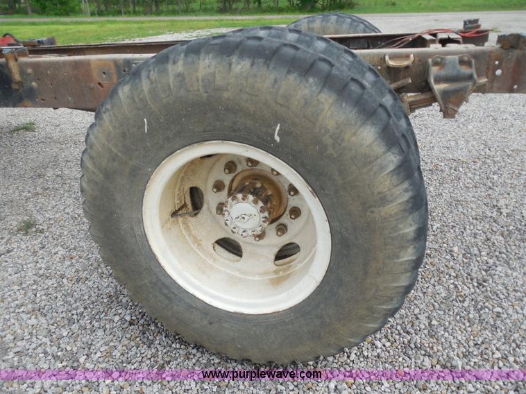 image for item H3174 1985 Ford F700 truck cab and chassis