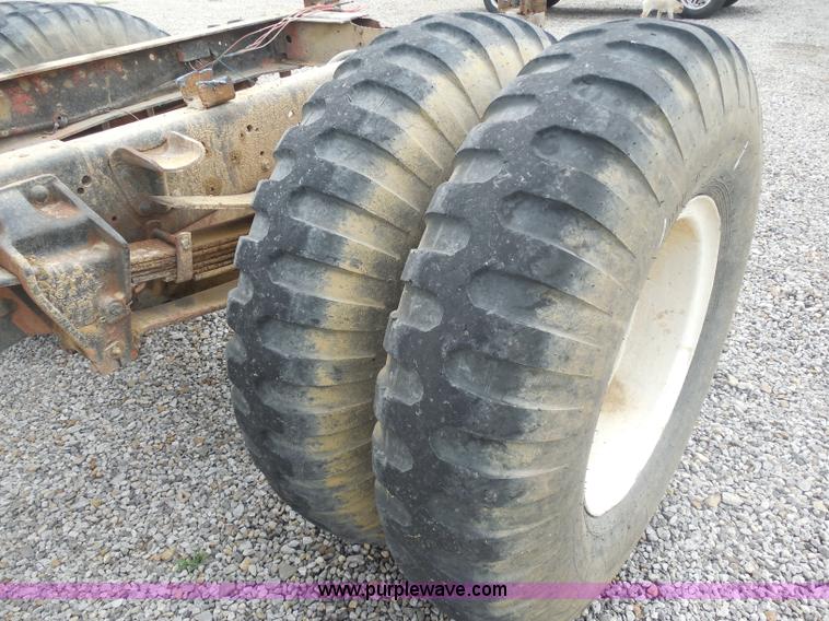 image for item H3174 1985 Ford F700 truck cab and chassis