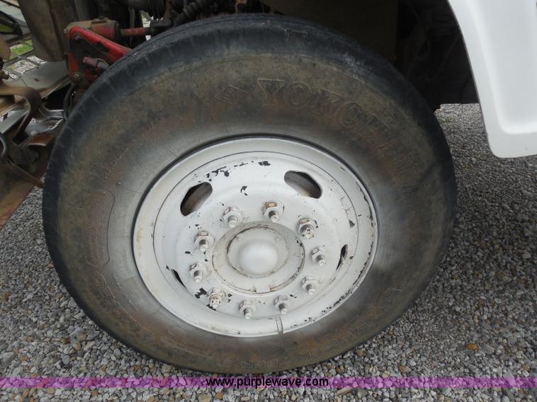 image for item H3174 1985 Ford F700 truck cab and chassis